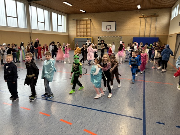 Die Kinder feiern Fasching in der Turnhalle.