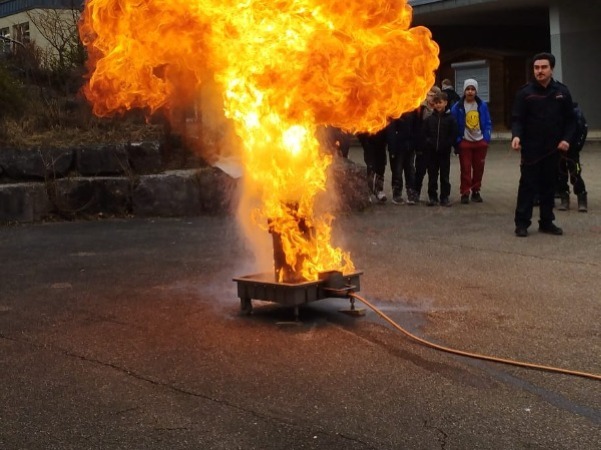 Ein Fettbrand wird gelöscht